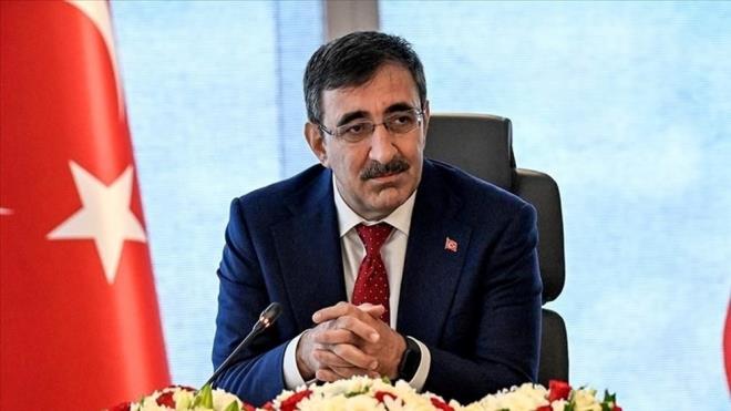 CUMHURBA�KANI YARDIMCISI YILMAZ'DAN EMEKL� ZAMMI A�IKLAMASI    Cumhurba�kan� Yard�mc�s� Cevdet Y�lmaz, Ankara'da gazetecilerle bir araya geldi.    Milyonlarca �al��an� ilgilendiren asgari �cretle ilgili konu�an Y�lmaz, Asgari �cret Tespit Komisyonu'nun mevzuat gere�i aral�k ay�nda �al��malara ba�layaca��n� duyurdu.    Y�lmaz �unlar� s�yledi: "Bu y�l asgari �crete y�zde 114 zam yap�ld�. Asgari �cret art���, enflasyonun �ok �zerinde oldu. �st�ne bir de asgari �crete kadar olan �cretlere vergi muafiyeti getirildi. Bunun b�t�eye maliyeti 500 milyar lira oldu.    Asgari �cret belirlenirken m�zakereler, ��l� mekanizmayla y�r�t�l�yor. Sadece kamunun perspektifi, zamm� belirlemekte yetmez. ���i, i�veren taraflar� da var. Sosyal diyalog mekanizmas� y�r�t�lmeden perspektif belirtmek do�ru olmaz. ��verenler de i�letmelerin devaml�l���, kay�td���l���n �nlenmesi gibi yakla��mlarla masada olacakt�r. Taraflar�n s�yleyeceklerini g�relim."