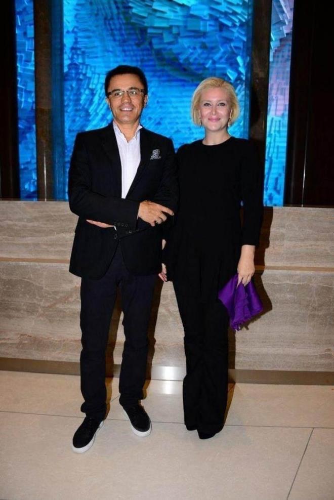 Ender Sara?n avukatlarnn stanbul Aile Mahkemesi?ne sunduu dilekeye gre; Ender Sara'n ayr yaad evine de gelen Benan Sara, evdeki eyalara zarar verdi ve nl doktorun kliniinde alanlarn gz nnde hakaretler ederek tehditte bulundu.