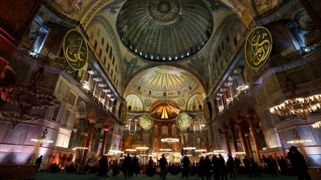 2024 KANDL TAKVM     aylarn balangcndan sonra ilk kandil, Receb aynn ilk manevi gn olan Regaib Kandili ile 11 Ocak 2024 Perembe gecesi gerekleecek.    Mira Kandili 6 ubat 2024 Sal gn, Berat Kandili ise 24 ubat 2024 Pazartesi gn idrak edilecek.    Gelecek yl Ramazan ay ise 11 Mart 2024 tarihinde balayacak.