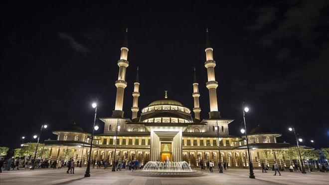 2024 REGAP KANDL NE ZAMAN?    Diyanet leri Bakanl tarafndan yaymlanan 2024 kandil takvimi sonrasnda Regaip Kandili tarihi belli oldu.    Buna gre; Receb aynn ilk manevi gn olan Regaib Kandili 11 Ocak 2024 Perembe gecesi gerekleecek.