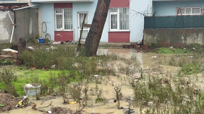 Evlerini su basan vatandalar ek pas yardm ile suyu tahliye etmeye alt. Evde bulunan eyalarda kullanlmaz hale geldi.