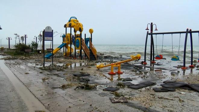 Yaanan frtnayla Silivri?de bir i yerinin ats utu; metrelerce ykeklikte dalgalar olutu. Piri Mehmet Paa Mahallesi?nde sahil eridi dalgalarn ykselmesi nedeniyle sular altnda kald.