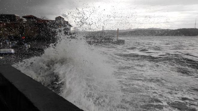 Meteoroloji Genel Mdrl, AFAD ve AKOM'un kuvvetli ya uyarlarnn ardndan stanbul'da frtna etkili olmaya devam ediyor.