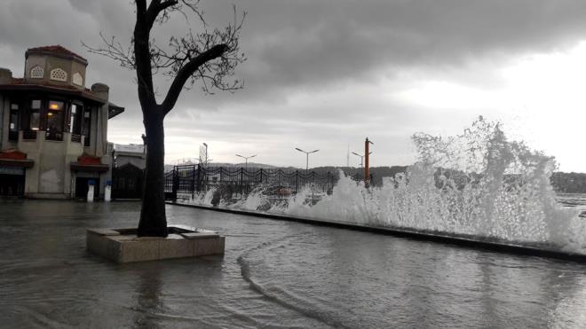 Beikta sahilinde, metrelerce ykselikte dalgalar olutu.