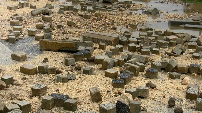 Frtnann etkisiyle kaldrm talar yerinden skld.    Sahil eridinde bulunan dkkanlarn masa ve sandalyeleri denize srklendi.