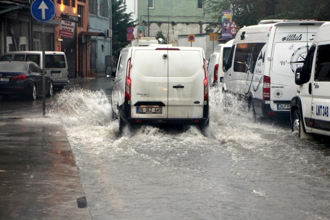 Belediye ekipleri tkanan rgarlar aarak suyu tahliye etmeye almas yapt.