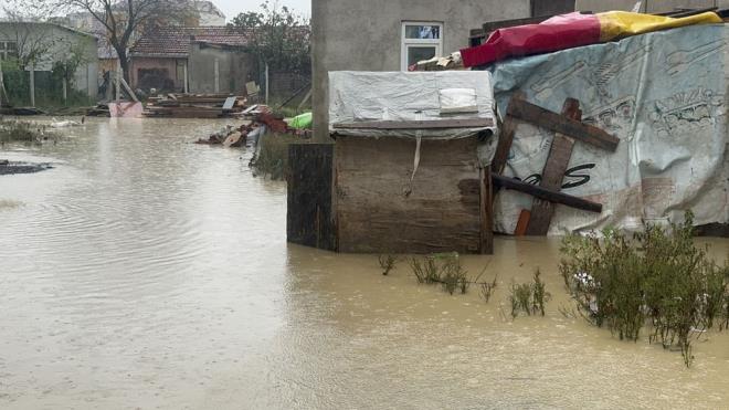 ARNAVUTKY'DE DE DERE TATI    Saanak yan etkisiyle mrahor Mahallesi?nde bulunan Alibeyky deresi tat. Dere kenarnda bulunan evleri ve baheleri su bast.