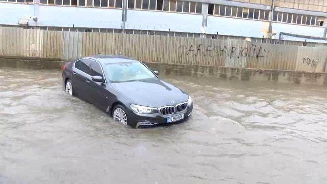 STNYE'DE BR ARA MAHSUR KALDI    Saryer stinye'de saanak yan ardndan Balabandere Caddesi'ni su bast.    Bir ara mahsur kald. Belediye ekipleri caddedeki suyu tahliye etmek iin alma balatt.