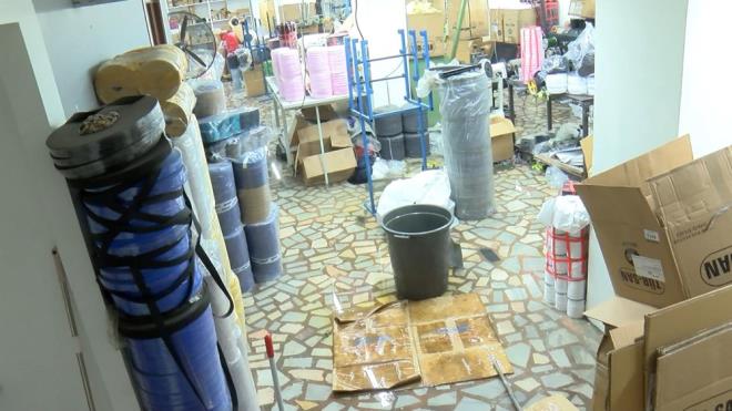 Bir marketin deposu yamur sularyla dolunca depoda bulunan rnler zarar grd.