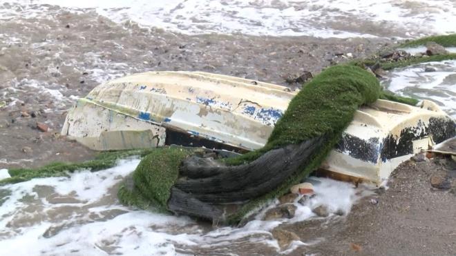 Frtna nedeniyle Tuzla Mercan Sahili?ndeki balk tekneleri alabora oldu.