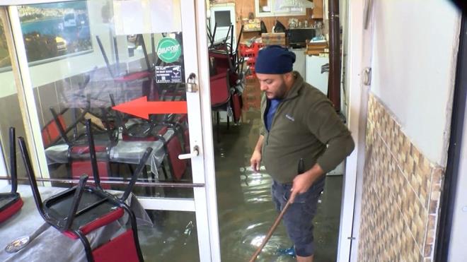 tfaiye ekipleri yamur sularn tahliye etmek iin alma balatt.