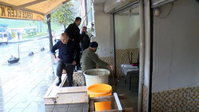  YERLERN SU BASTI    Esenler'de etkili olan saanak ya nedeniyle baz i yerlerini su bast.