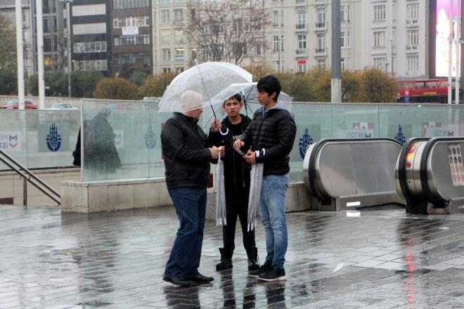 "KEND TEKNEM ZOR ARTLARDA KURTARDIM"    iddetli lodosta kurtarmay baaran Erdin zgn, "Hayatmda grmediim lodosu burada grdm. lk defa gryorum. nlem alnmad iin aalarn kkleri denizle birleti. Her an yklma tehlikeleri var. Aralara ve insanlara zarar verebilir. 8-10 tekne motorlar ile birlikte paraland. Hibirini kurtaramadk. Kendi teknemi kurtardm ama ok zor artlarda kurtardm. 15 gnden beri devam ediyor." dedi.