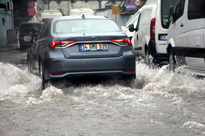 Beyolu Hasky Caddesi?nde biriken yamur sular nedeniyle aralar glkle ilerledi.