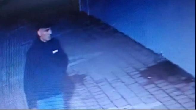 Olay, anlurfa?nn Siverek ilesinin Hasanelebi Mahallesi'ndeki bir sitede meydana geldi.    Gece ge saatlerde sitenin otoparkna giren bir kii, uzun sre apartmanlarn arasnda gezdikten sonra 10 bin TL deerindeki bisikleti ald.