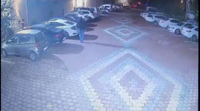 Gvenlik kameras grntlerini incelemeye alan polis ekipleri, phelinin kimliini belirlemek iin alma balatt.