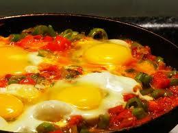 <p>YUMURTA YEMEKLER PULARI</p>  <p>&#8226; Mikrodalga yemekleri iin kaliteli kaplar seiniz. Yuvarlak kaplar yumurta iin en ideal kaplardr.</p>  <p>&#8226; Yumurtalar gzenekli yapya sahiptirler ve buzdolabnda ar kokan yemeklerden uzakta tutulmaldrlar. Karton kutular onlar bu tr kokulardan korumak iin ideal bir aratr.</p>  <p>&#8226; Yumurtay krp suda veya yada piirmek iin mmkn olduunca en tazesini kullann</p>  <p>&#8226; Yumurtay orta sda piiriniz. Yumurtay yksek atete piirmek veya dk sda uzun zaman piirmek, yumurtann sertlemesine sebep olur.</p>