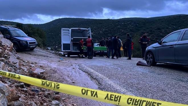 Yol kenarndaki dik yamata arafa sarl anne ve kznn cansz bedenleri bulundu.