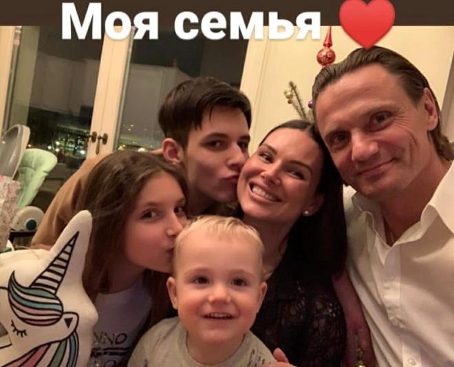 Yaknlar anne ve kzna ulaamaynca evlerine gitti. Kap almad, krarak ieri girdiler.