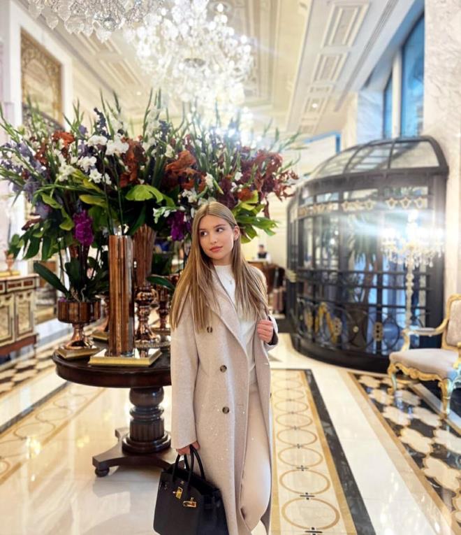 Koltukta kan lekeleri vard. Polise haber verdiler. Ekipler kayp anne ve kzn bulmak iin arama balatt.