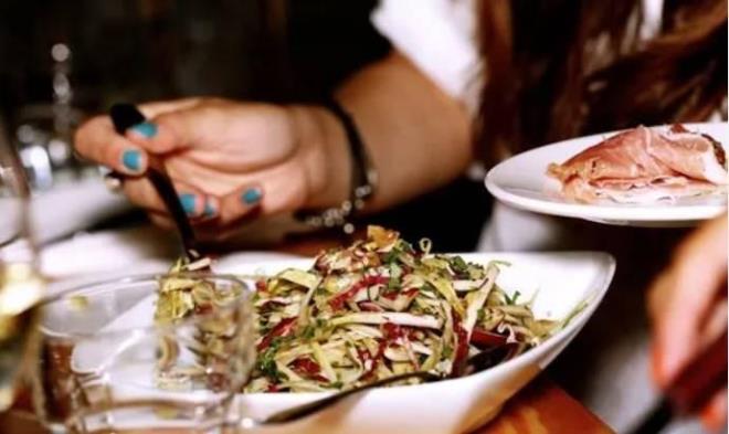 Yaplan salata dier alanlar tarafndan hazrlanmaya devam etti ve kesik parmak Cozzi'nin salatasna kart.