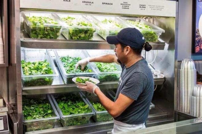 ABD'de bir restoranda akllara durgunluk veren bir olay yaand. Sipari ettii salatann iinde insan parma ktn fark edince dehete den kadn soluu mahkemede ald. Travma yaadn belirtti ve tazminat davas at.
