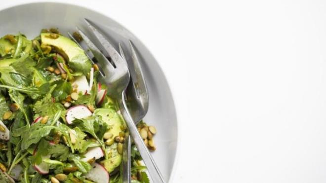 Daha sonra olayn, Chopt Creative isimli salata restorannda alan bir ii, roka dorarken sol iaret parmann bir ksmn kesmi, kesik para salataya karmt yant yer ald.