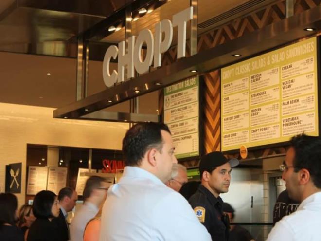 ABD'nin Connecticut eyaletinde aklalmaz bir olay yaand. Gn hafif bir nle geirmek isteyen Allison Cozzi, sipari ettii salatann iinde insan parma grnce neye uradn ard.