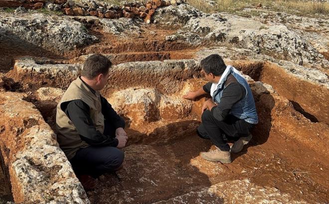 Adyaman Mze Mdr Mehmet Alkan, gazetecilere yapt aklamada, bu ylki kazlarda sona yaklatklarn, almalarda ilgin bir mezar yapsyla karlatklarn belirtti.