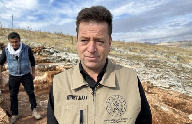 Alkan, "lk kez boa ba kabartmas bulundu ve tarihi, 1800 yl ncesine kadar dayanmaktadr. Yine yan taraflarda Khamosorion tipli 3 mezar ve 2 sunum ukuru tespit ettik. Bu da boann gcn temsili olarak karmza ktn ve mezarlar koruduunu dndrmektedir" eklinde konutu.