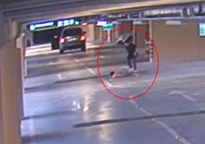 anlar, otoparkn gvenlik kameralar tarafndan kaydedildi.    Gzaltna alnan Aka ise ifadesinin ardndan serbest brakld.  Olayla ilgili yrtlen soruturmann ardndan Zerrin Aka hakknda taksirle lme neden olma suundan 2 yldan 6 yla kadar hapis cezas istemiyle zmir 14?nc Asliye Ceza Mahkemesi?nde dava ald.