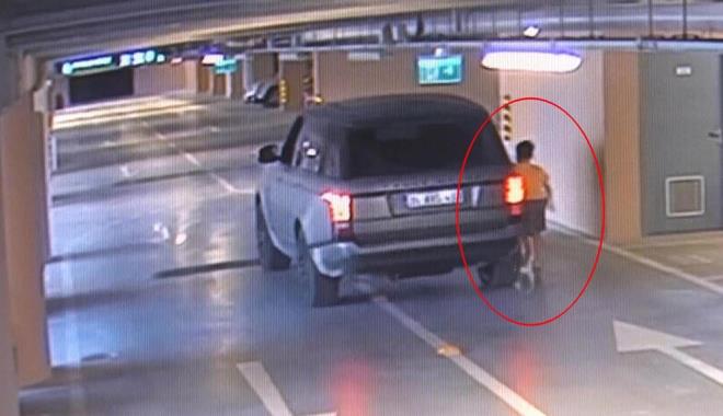 Kaza 1 Austos 2021 gn meydana geldi. Kutsal Hazar Eymen Kara, halas Zerrin Aka?dan kendisine kpek almasn istedi. Bunun zerine Aka, yeeniyle rezidanstaki evine para almaya geldi.  ddiaya gre rezidansn otoparknda Kutsal Hazar Eymen Kara, halas Zerrin Aka?nn kulland cipten indi. Bir sre sonra Aka, cipi hareket ettirdi. Kk Eymen, bir sre yannda kotuu aracn altnda kalp, yaamn yitirdi.