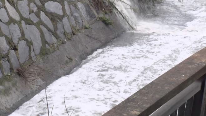 Kurulan barikat ile kaldrmlarn baz blmleri krlarak suyun dereye akmasn salamaya altlar.