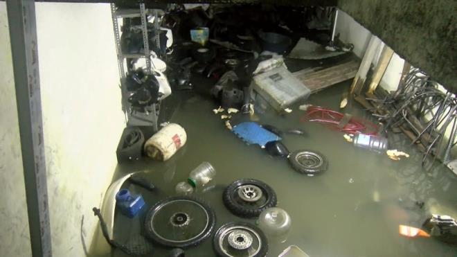 ken yolda rgarn tamas ile yol zerinde tamirci dkkn bulunan bir vatandan deposu tamamen suyla doldu.    Depo ksmnda malzemelerin ou ieriye dolan suyun iinde yzd.