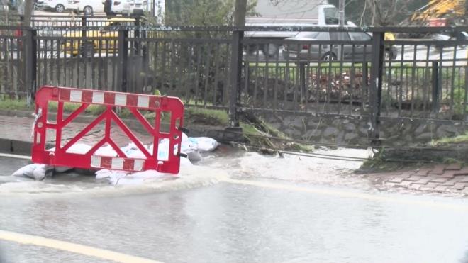 Belediye ekipleri sularn dere yatana ulamas iin yollarn baz ksmlarna barikat kurdu.