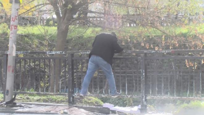 Kaldrm zerinden gemeye alan vatandalar da demir korkuluklarn zerine karak slanmadan yoluna devam etmeye alt.