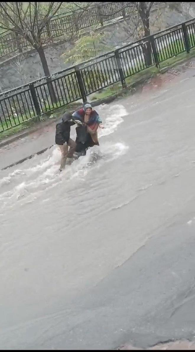 Esenyurt Hrriyet Mahallesi'nde vatandalar sel akan yolda kardan karya gemekte zorlanrken bir veli ocuu ile kardan karya gemeye alrken aknt nedeni ile yere dt.