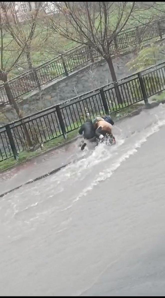 Anne ve olu sele kaplmaktan son anda kurtuldu, areyi geri dnmekte buldu.