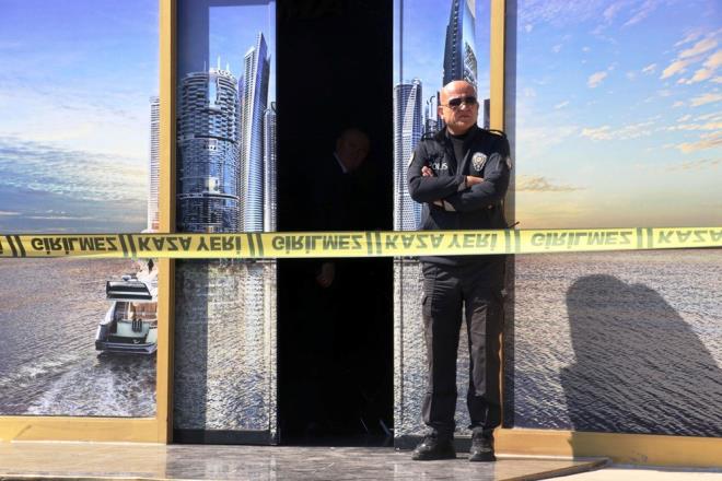 ?DAHA NCEDEN ATE ATI?    Sank Fahriolu?nun olaydan nce atal?n ofisine ate ettiini ileri sren Erol G., ?Bu olay 2022 yl iinde oldu. Ylmaz, Zehra'nn ofisine gidip ate etti. Bununla ilgili kaytlar karakolda mevcuttur. Olaydan nceki cumartesi gn Ylmaz beni arad. Zehra?nn kendisine kfrettiini belirtti. ?Param almak istiyorum. Bu konuyu zmemiz gerekiyor? dedi. Ben de ?Pazartesi 14.00?ten sonra beni ara, bu konuyu nasl olacaksa tatlya balayalm? dedim.? diye konutu.