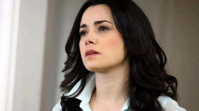 Kurtlar Vadisi dizisinde oynad Elif karakteri ile geni kitlelere ulaan zg Namal, 2015 ylndan beri televizyon ekranlarnda yer almyor.