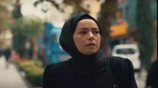 Dizide baroln zcan Deniz'le paylaan baarl oyuncu, sosyal medyaya yeni giri yapmasyla konuuluyor.