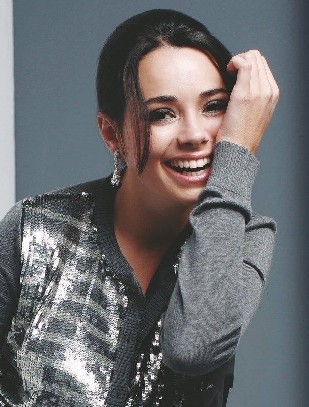 Oynad her projede adndan sz ettiren zgn Namal, sanat camiasna hzl bir dn yapt.