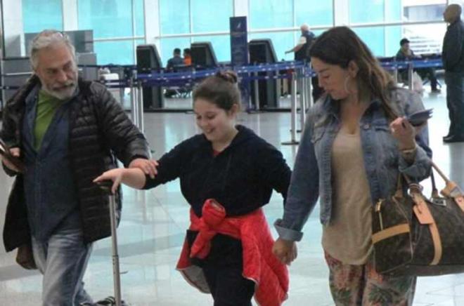 ANNESNN KOPYASI    Nazl Bilginer!in annesiyle benzerlikleri gndem oldu. Usta sanat uzun zaman sonra kzlar ile ilgili paylamda bulundu. te Akn Nur Yengi ile Haluk Bilginer'in 17 yandaki kzlar Nazl Bilginer...