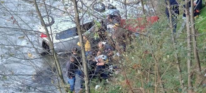 Otomobil, yol kenarnda, 5 metrelik duvar ap Manahoz Deresi?ne dt.  Debisi dk derede devrilen arataki 1?i sr eitmeni 3 kii yaraland.