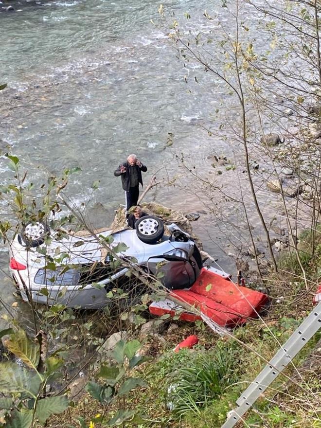 Trabzon?da src adaynn kulland otomobil dereye utu.    Kaza, saat 15.00 sralarnda Srmene - Kprba karayolunun ar Mahallesi mevkisinde meydana geldi.  zel src kursuna ait otomobil, iddiaya gre, geri manevra srasnda direksiyon banda olan ve ismi henz belirlenmeyen src adaynn kontrolnden kt.