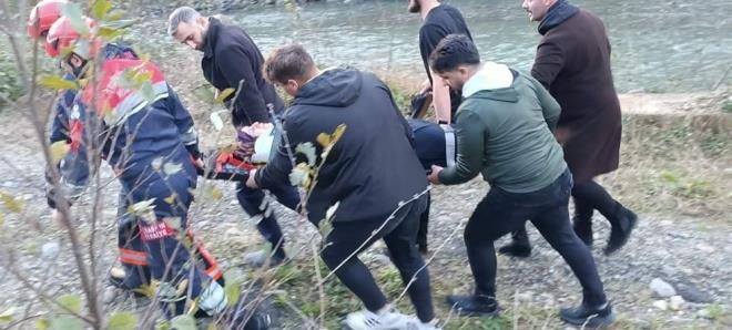 evredekilerin ihbaryla kaza yerine itfaiye ve salk ekipleri sevk edildi. Ekiplerin merdiven uzatp dereden kard yarallara, salk grevlileri ilk mdahalede bulundu.