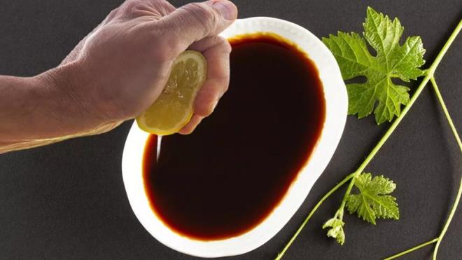 Pekmez ve limon kr, son zamanlarda birok insann dilinden dmyor. nk pekmez ve limon krnn faydalar adeta saymakla bitmiyor. Bu nedenle her sabah dzenli bir ekilde tketilmesi de neriliyor. Bu sayede kan dolamnn salkl ve hzl ekilde almasnda yararl olabiliyor.