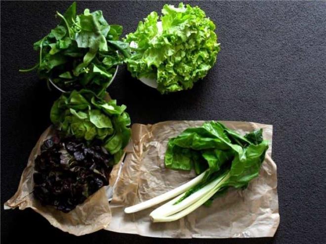 Antrenr Jessie Jones, "Koyu yeil yapraklar ve spirulina yosunu gibi sper yeil besinler, i organlardaki yalanmayla mcadele etmek iin yiyebileceiniz en iyi gdalardan bazlardr" aklamasnda bulundu.