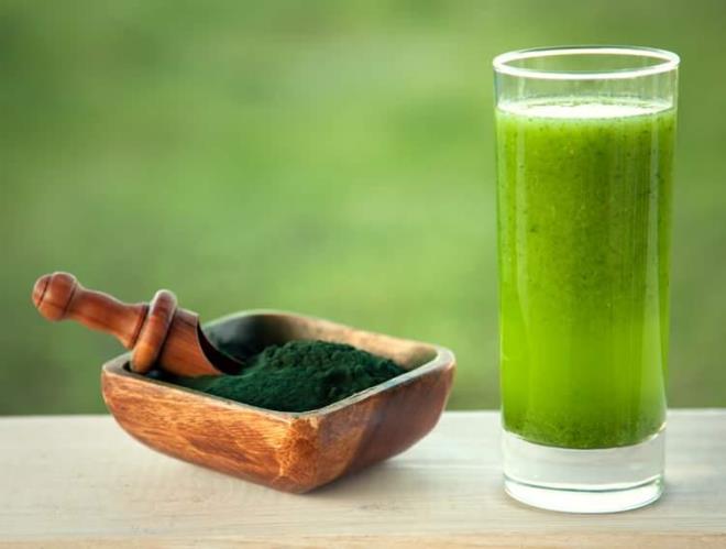 "Sabahlar bir smoothie'ye biraz toz spirulina ekleyebilir veya tamamen yeilliklerden oluan bir orba yapabilirsiniz." dedi.