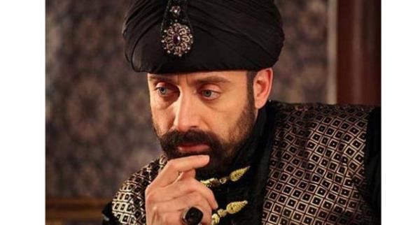 Bileinin burkulduunu dnen Ergen, ektii ac nedeniyle ekimlere devam edemedi ve evinin yolunu tuttu. Ars dayanlmaz bir hal alnca da soluu doktorda ald. Doktorunun istei zerine MR ektiren Ergen, ayak bileinin krldn rendi. Aya alya alnan Ergen, ekimlere de birka gn zorunlu ara vermi oldu.